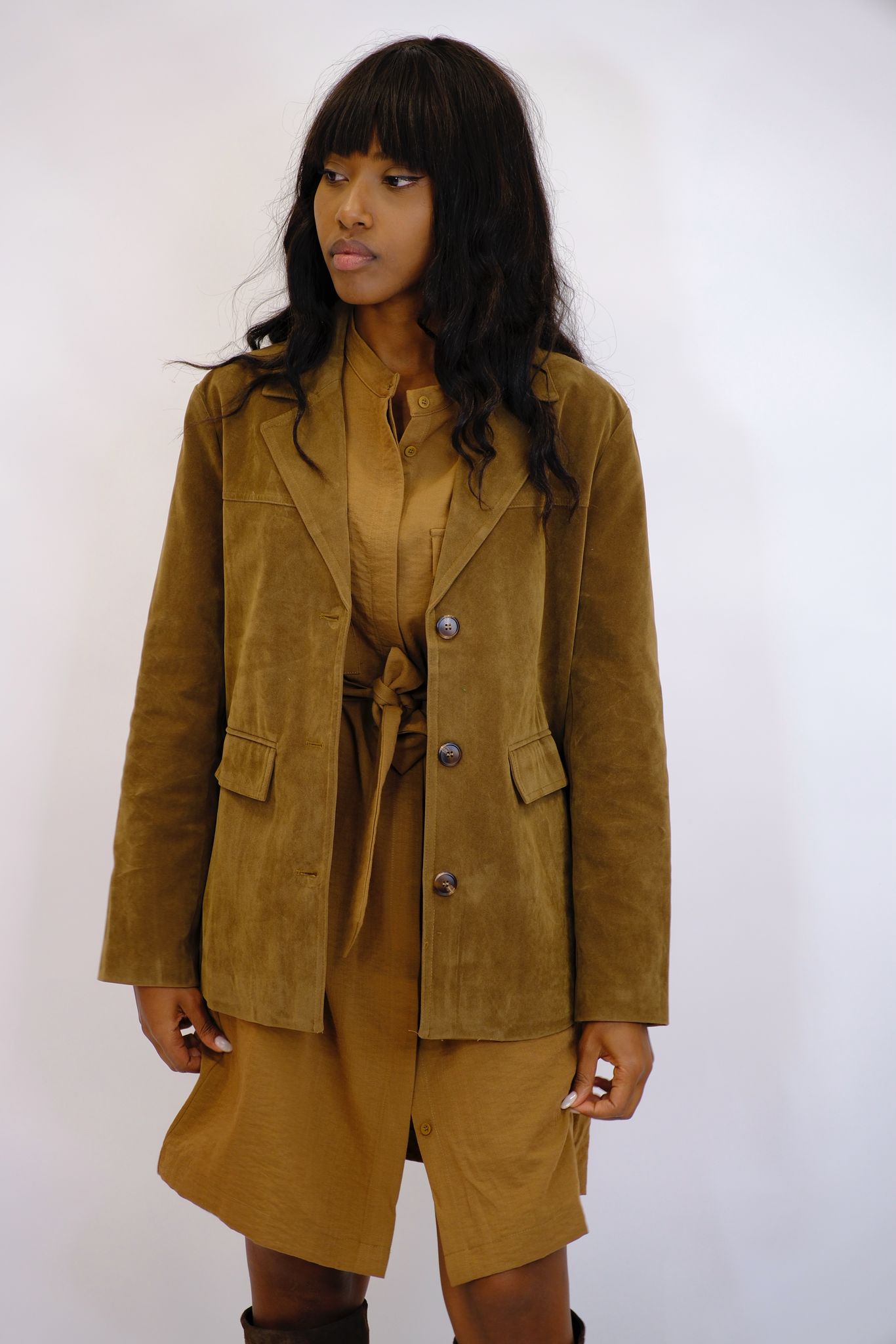 Giacca in suede con tasche e bottoni - MARRONE