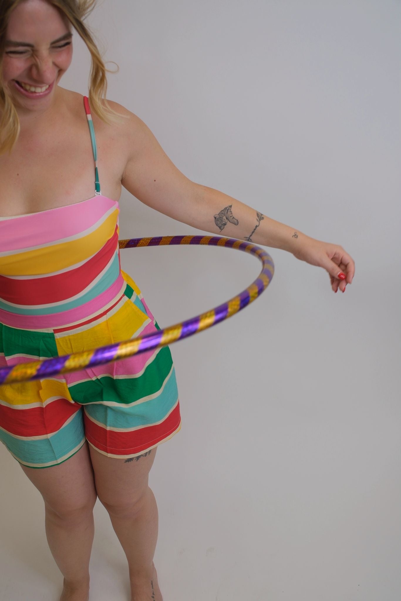 Costume con scollo orizzontale spalline stampa righe - MULTICOLOR