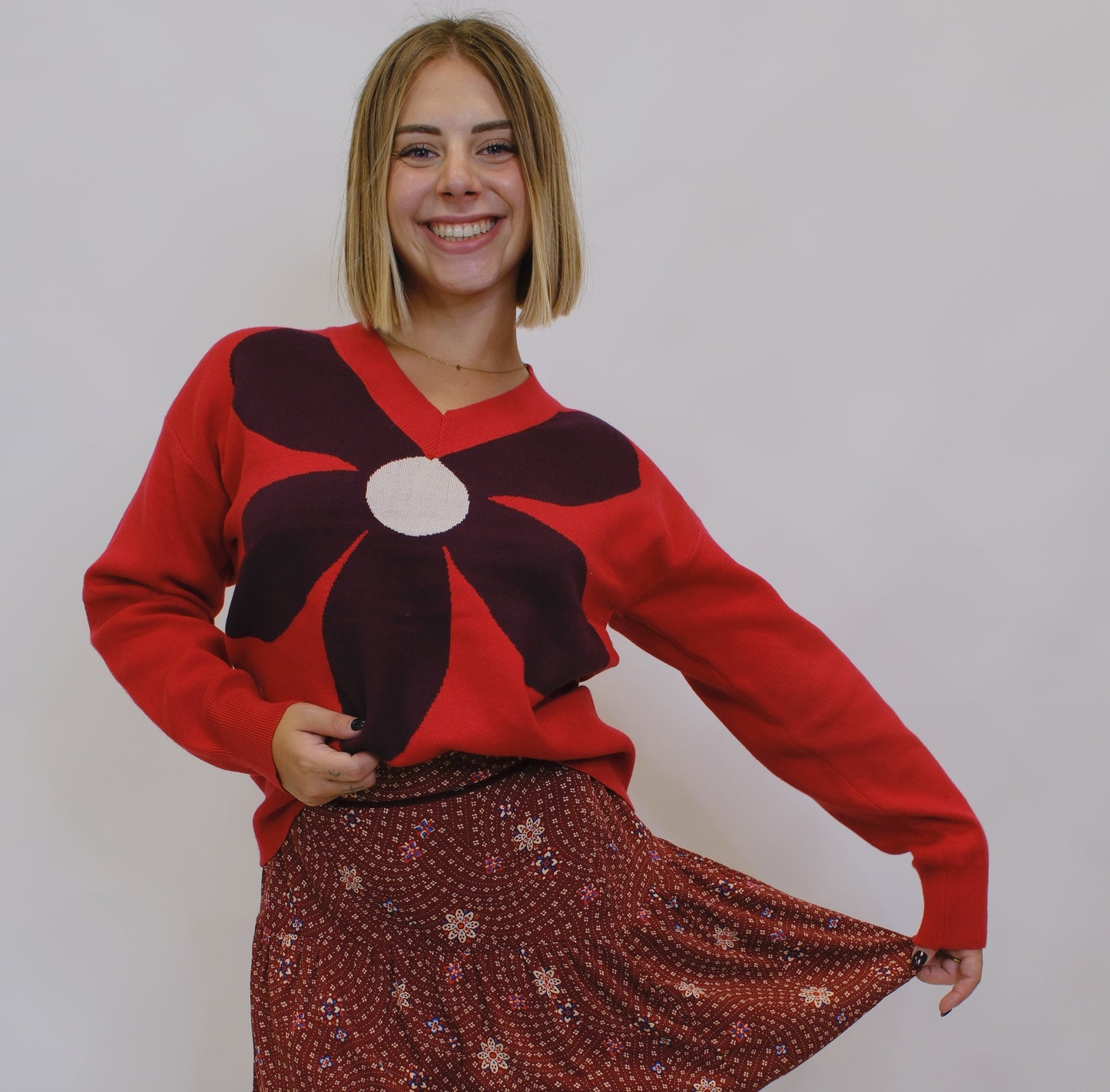 Maglia scollo v con fiore - ROSSO