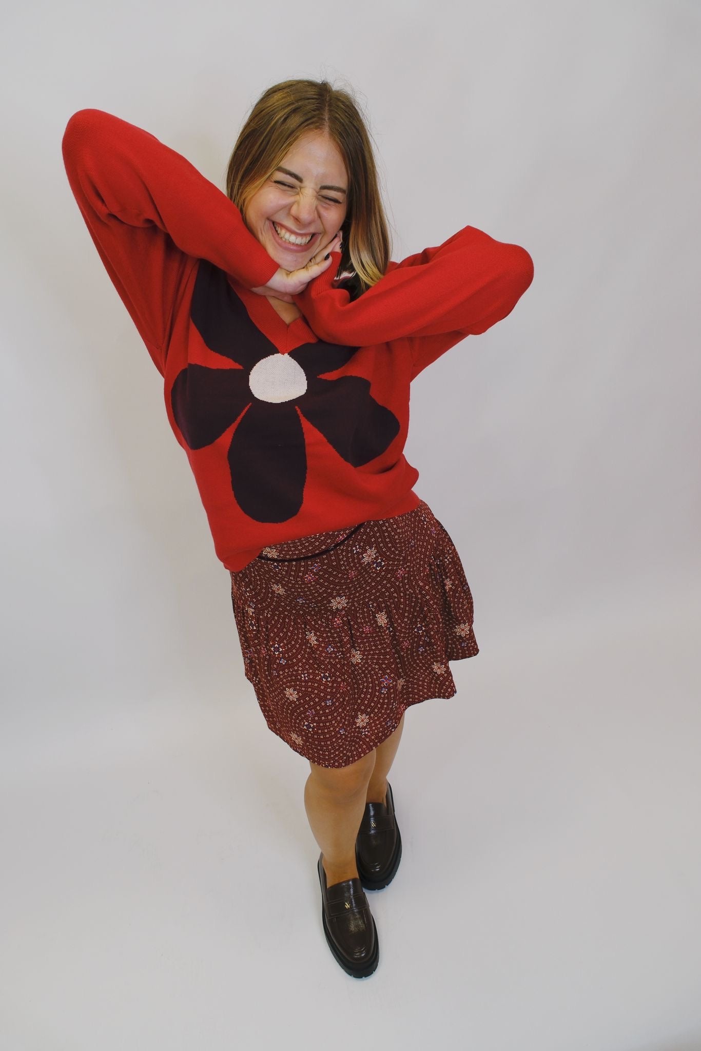 Maglia scollo v con fiore - ROSSO