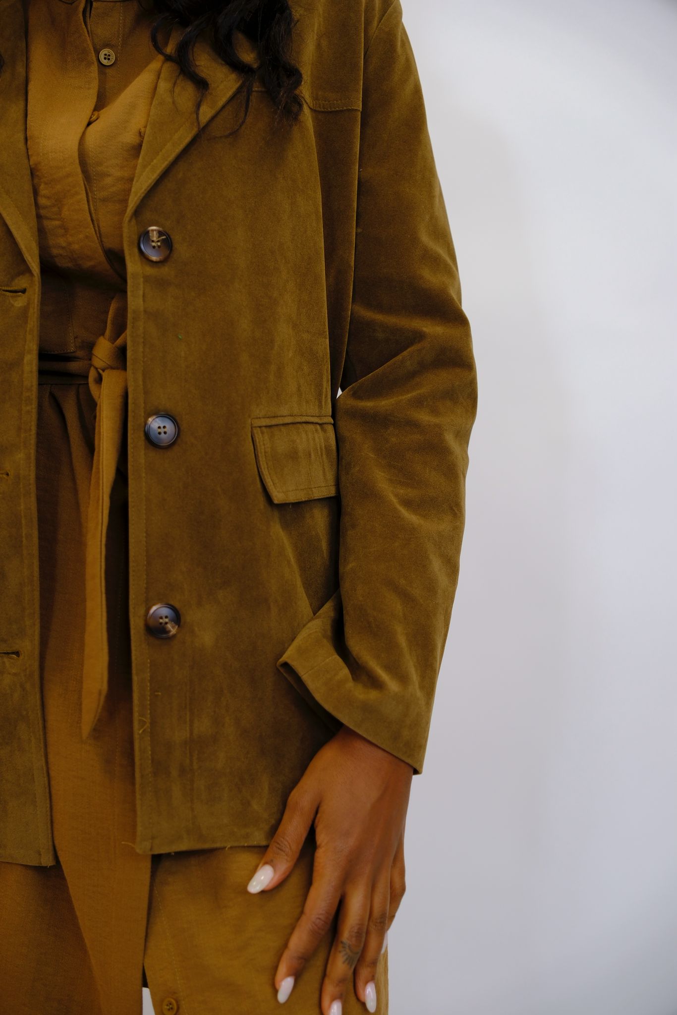 Giacca in suede con tasche e bottoni - MARRONE