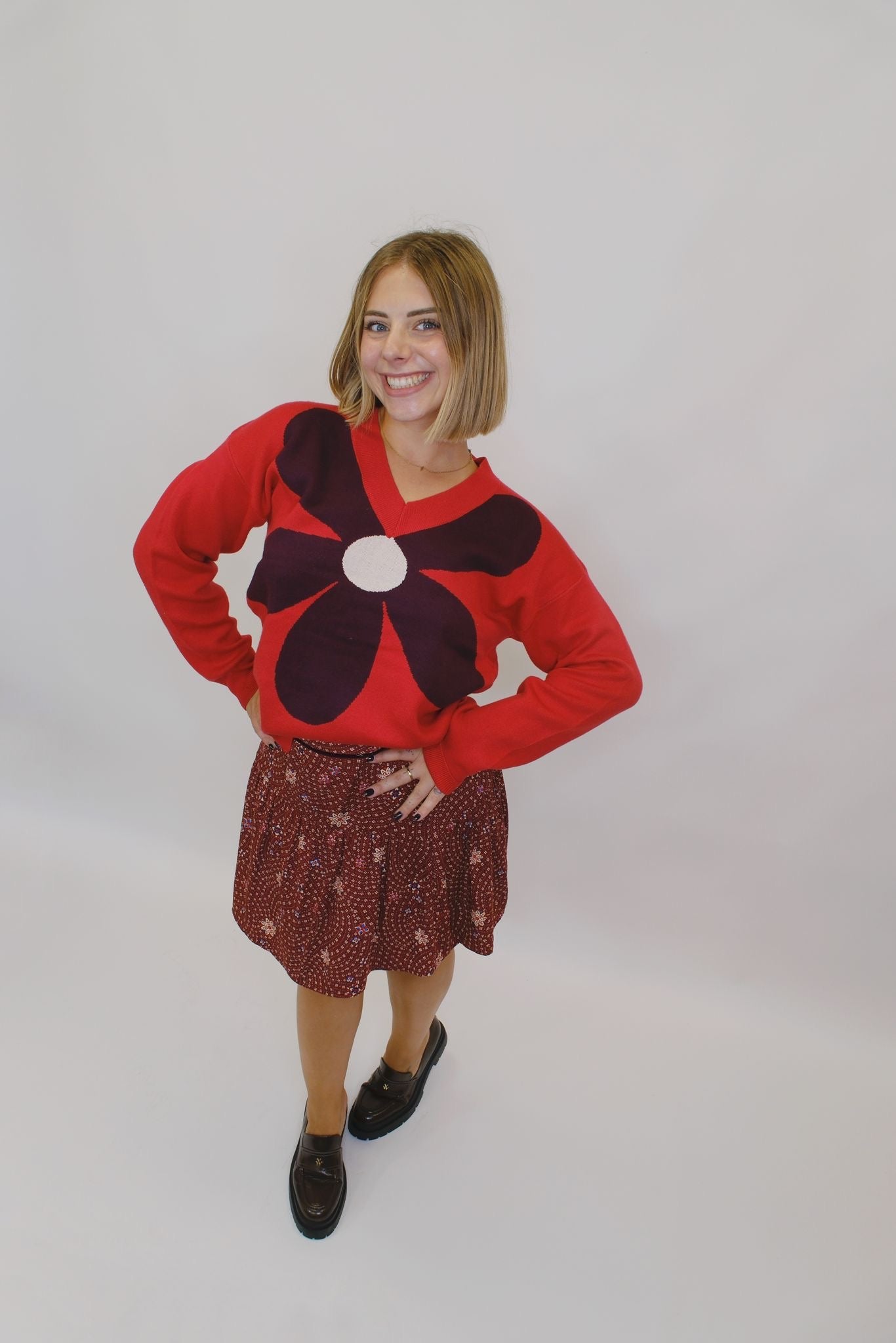 Maglia scollo v con fiore - ROSSO