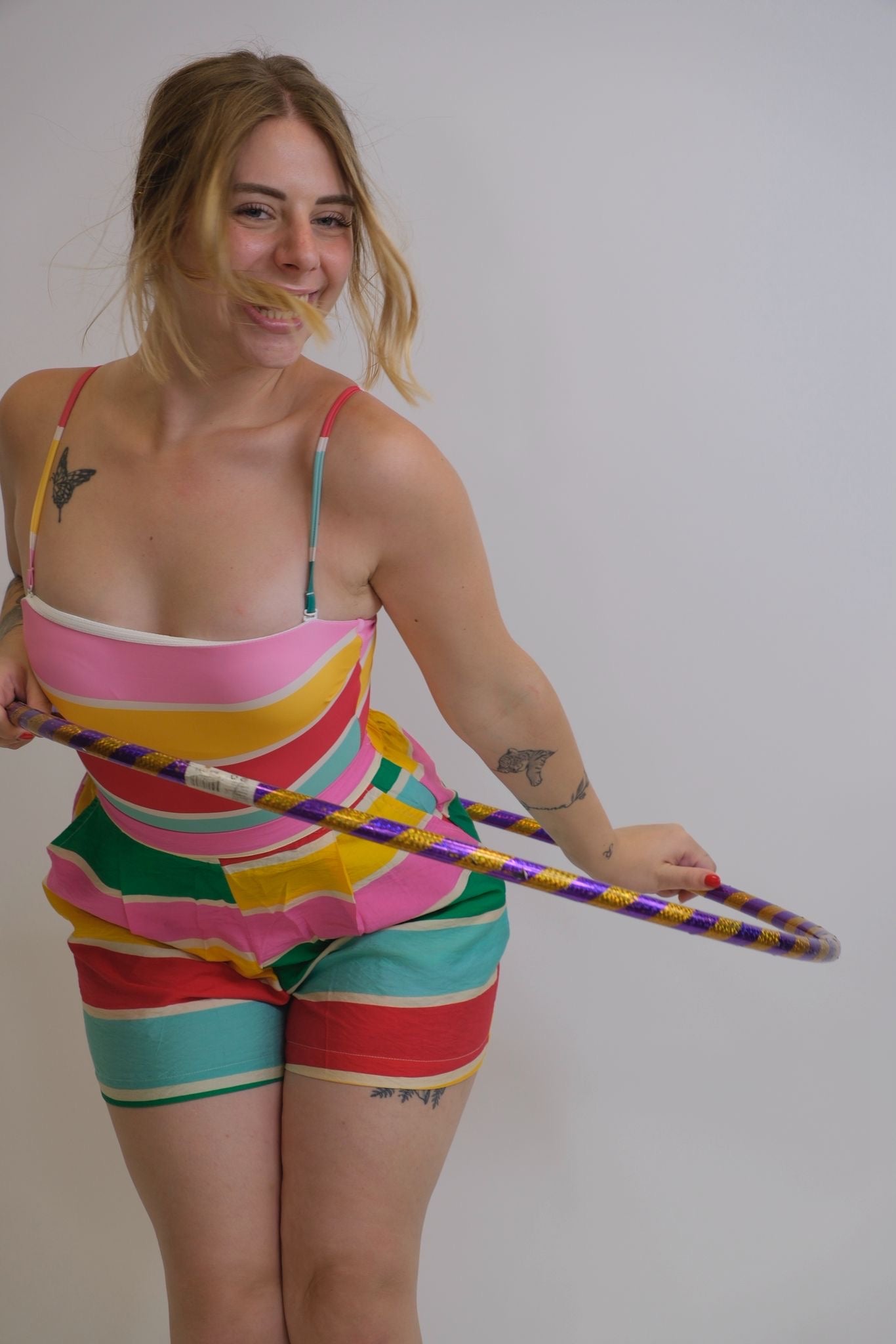 Costume con scollo orizzontale spalline stampa righe - MULTICOLOR
