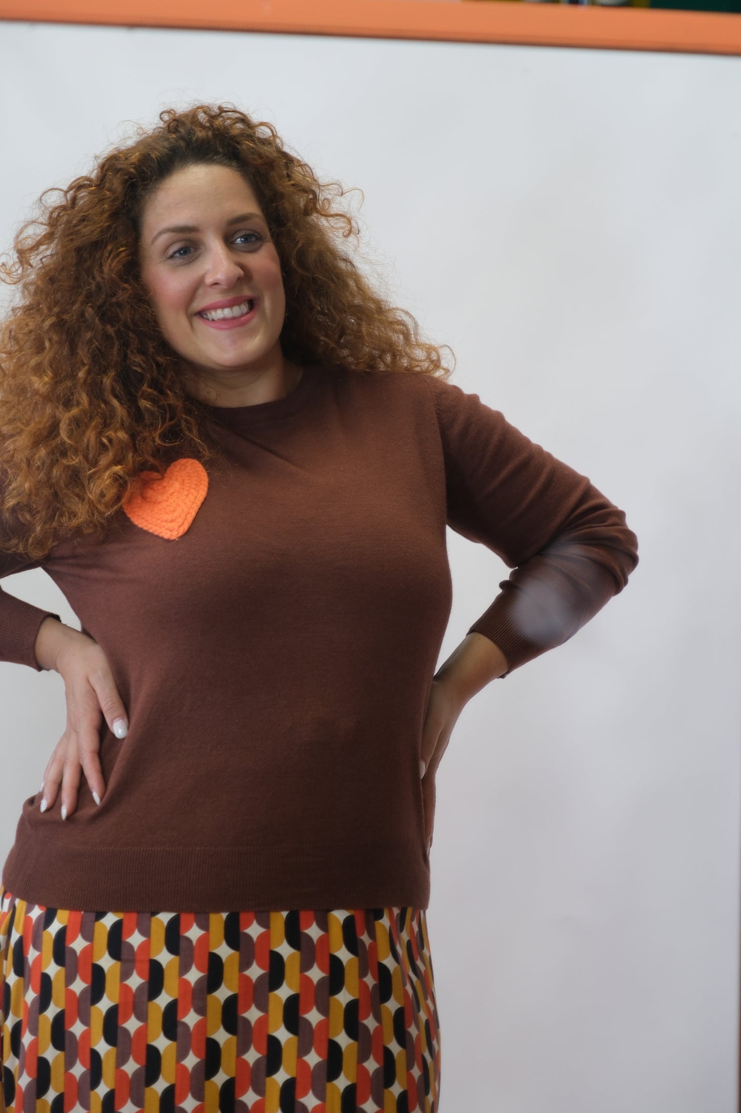 Maglia cuore su lato - MARRONE
