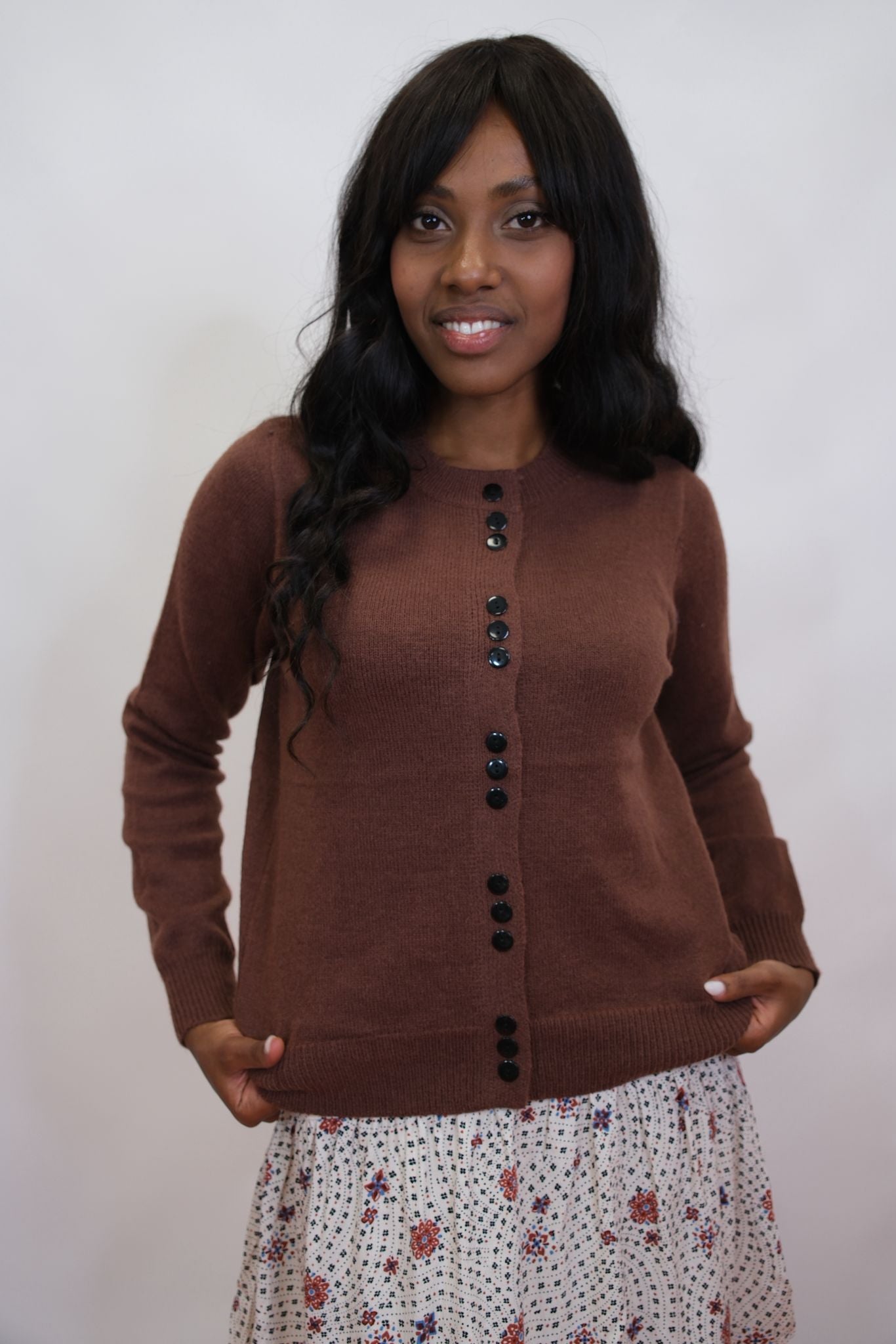 Cardigan ventiquattro bottoni - MARRONE
