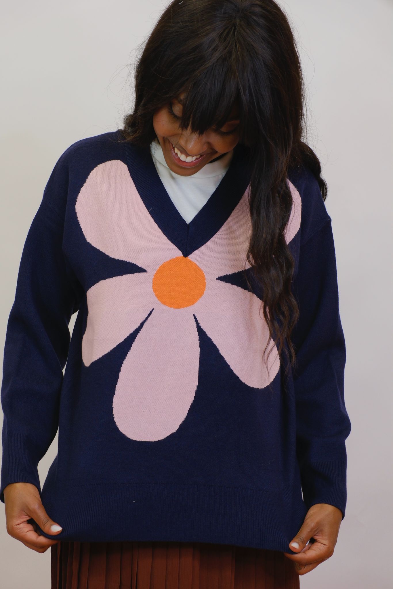 Maglia scollo v con fiore - BLUE