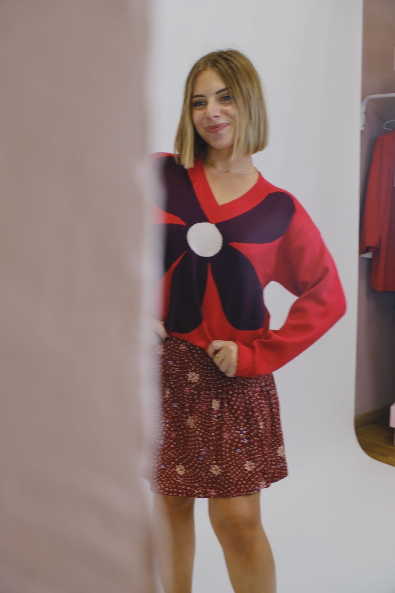 Maglia scollo v con fiore - ROSSO