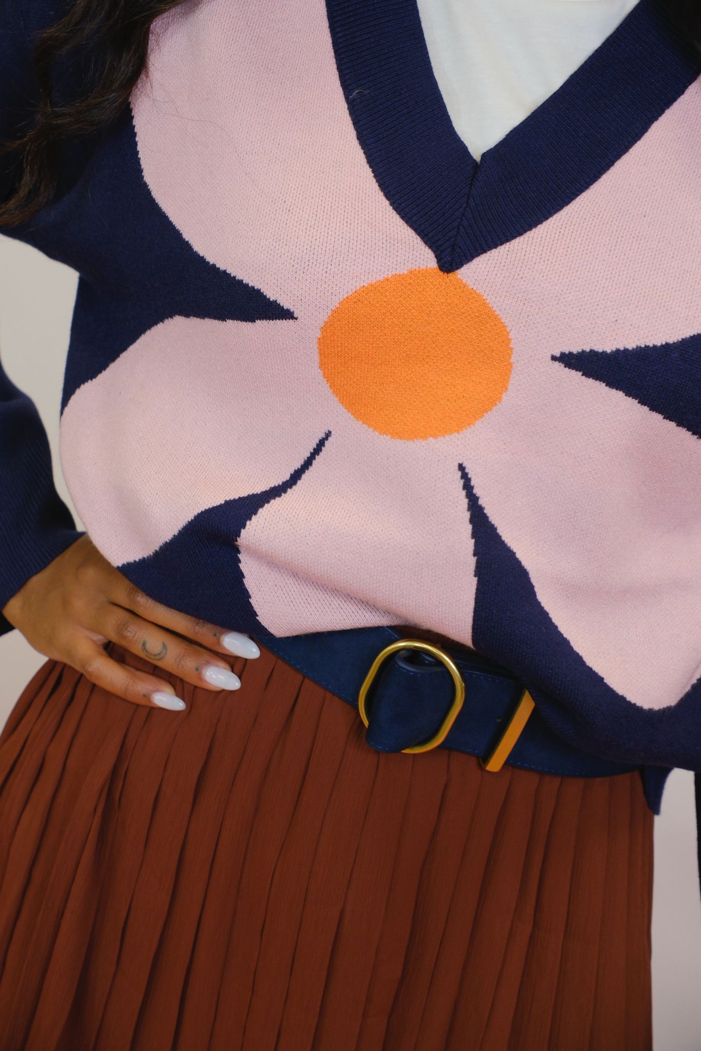 Maglia scollo v con fiore - BLUE