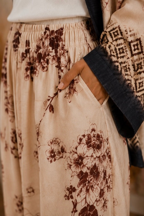 Pantalone con fantasia floreale - BEIGE