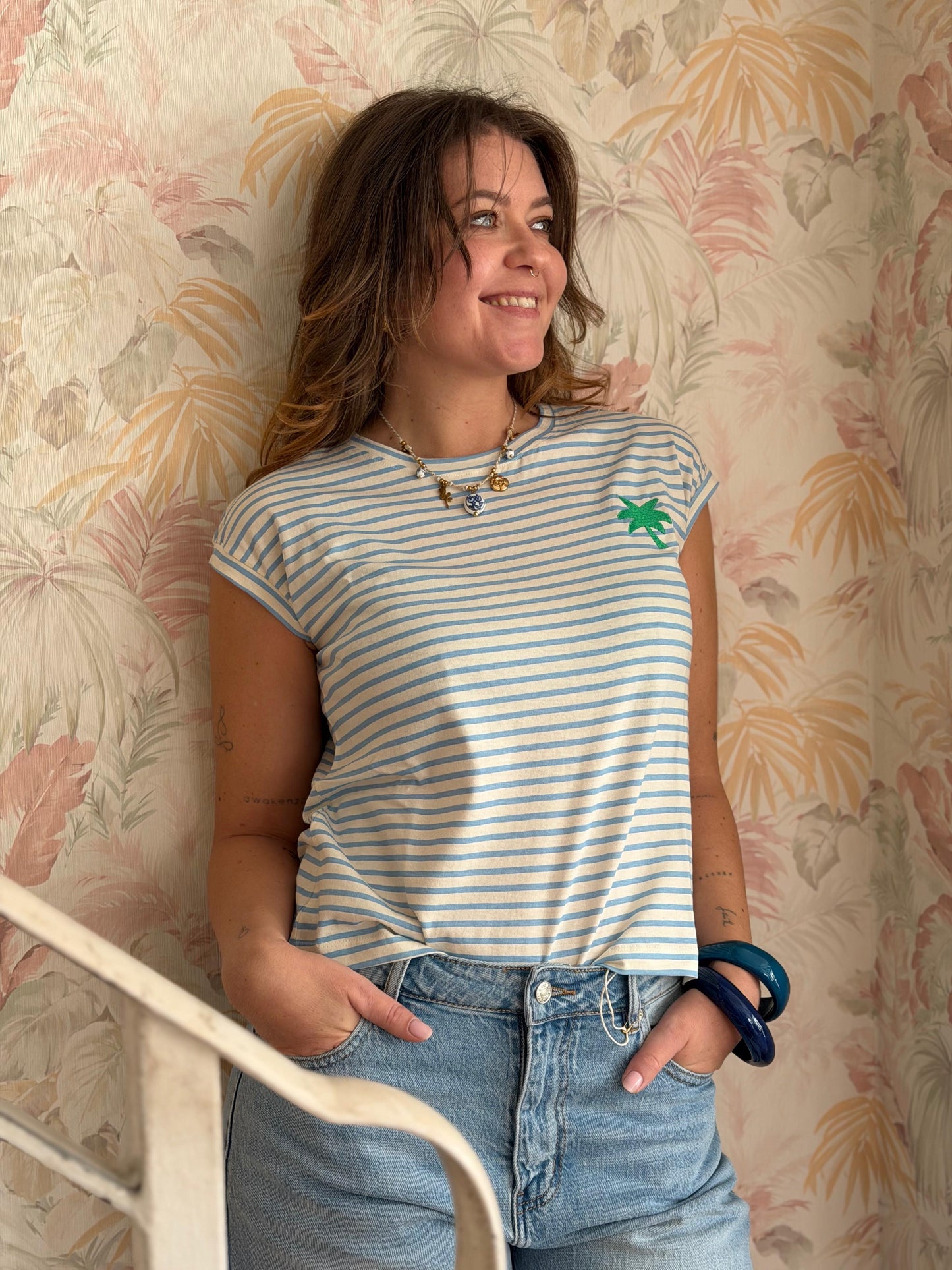 T-shirt a righe con palma - GRIGIO