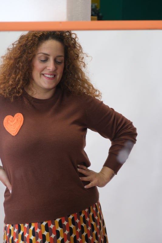 Maglia cuore su lato - MARRONE