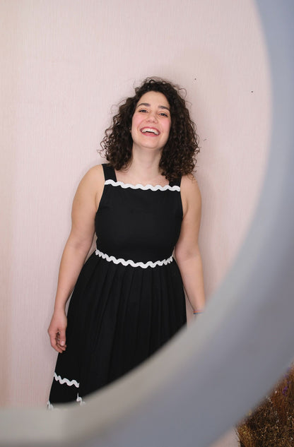 Abito lungo a balze con ricami - NERO
