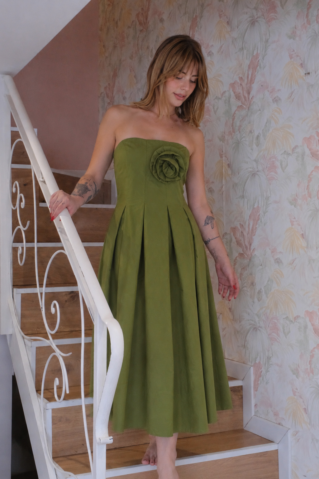 Abito svasato con pince tinta unita - VERDE